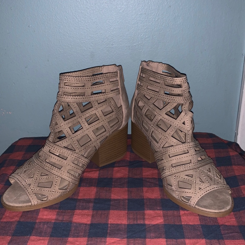 Brand Qupid. Size 6/5. Color Tan